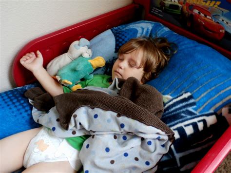 Change Diaper Before Or After Feeding - Social Feed Strategies