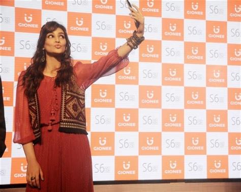 Kriti Sanon launches 'Gionee' S6s Smartphone - Photos,Images,Gallery ...