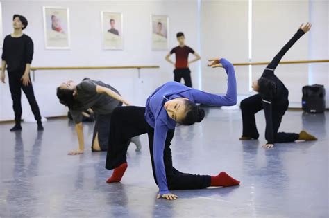 舞蹈生集训练功时的“真实写照”……扎心了~_2024舞蹈艺考最新资讯-舞蹈艺考培训就在舞研艺考！