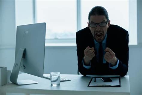 Angry Hits Computer 的图像结果