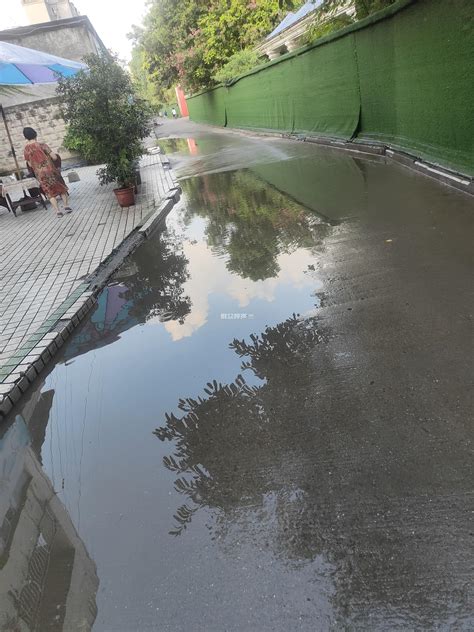 小区积水严重 社区干部冒雨忙疏通-嵊州新闻网