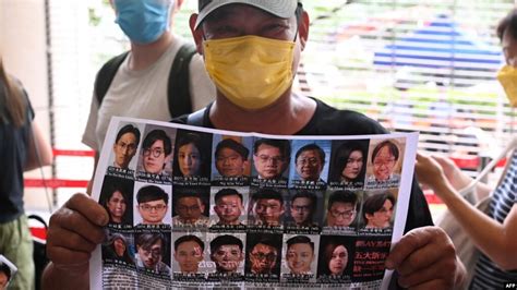 零八宪章: 香港法院开审“串谋颠覆”指控 47位泛民派被告集体出庭