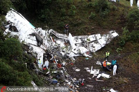 1999年温州空难：救援者正整理遇难者遗体 – 铁血网