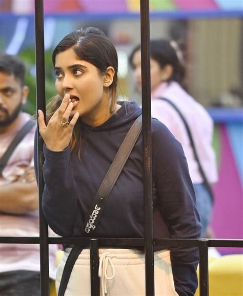 Bigg Boss 11: ನಾವಿದ್ದೇವೆ, ನೀವು ಒಬ್ಬರೇ ಅಲ್ಲ! ಐಶ್ವರ್ಯಾ ಮೇಲೆ ಪ್ರೀತಿಯ ಮಳೆ ...