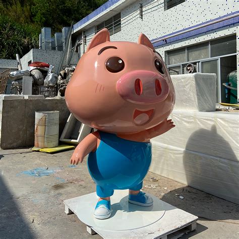 玻璃钢形象卡通小猪雕塑如何制作？