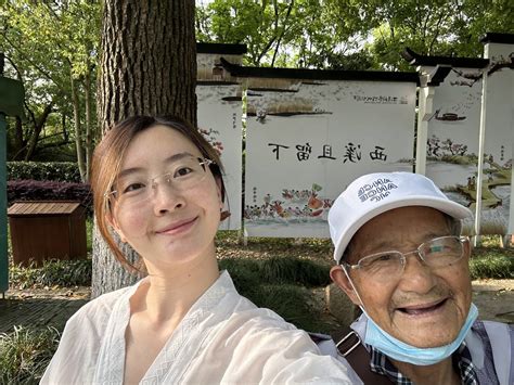 25岁湖南女孩带着患癌爷爷去旅行 计划6月再次出发自驾“318” - 封面新闻