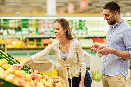 购物,食物,销售,消费主义人们的幸福的夫妇杂货店超市买苹果雪幸福的夫妇杂货店买苹果高清图片下载-正版图片300431699-摄图网