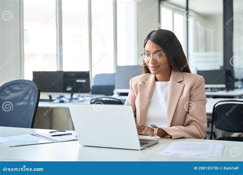 Business Woman On Computer 的图像结果