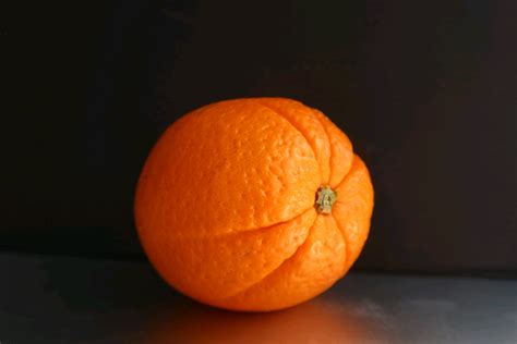 鲜橙子在超市出售，一堆橙子在市场上卖质感高清摄影大图-千库网