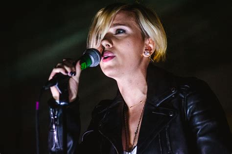 Scarlett Johansson canta versão lindíssima de 'Bizarre Love Triangle ...