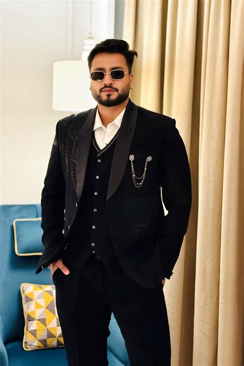 Embroidered Elegance: A Suit That Defines Sophistication – f2fusionfashion