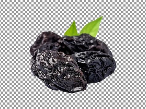 Ameixa seca preta fresca com folhas verdes isoladas em fundo ...