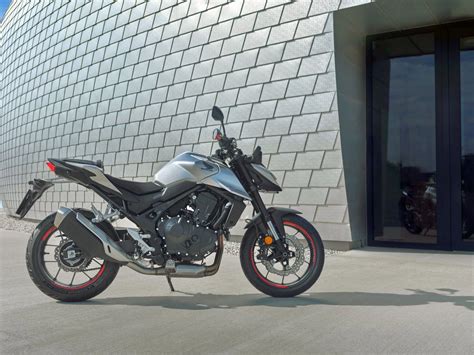 Motorrad Vergleich Indian Scout Bobber Twenty 2024 vs. Honda CB750 ...