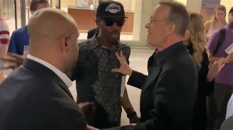 Tom Hanks les grita a sus fans por empujar a su esposa (VIDEO)