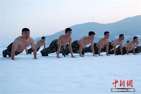 吉林武警官兵赤膊浴雪进行抗寒训练-搜狐大视野-搜狐新闻