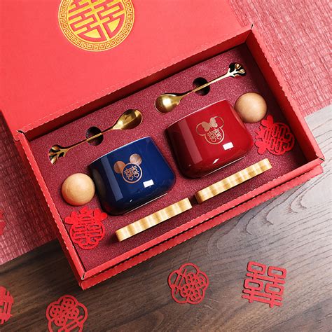 订婚酒送什么礼物最新素材