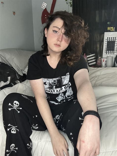 i'm so proud of this pic omg : u/femboy_raven