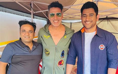 MS Dhoni poses with Akshay Kumar in snap shared by childhood friend