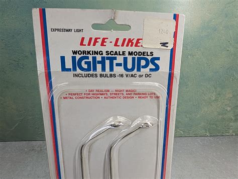 USED Life-Like 1504 HO Scale Light-Ups Expressway Light (2 pcs)