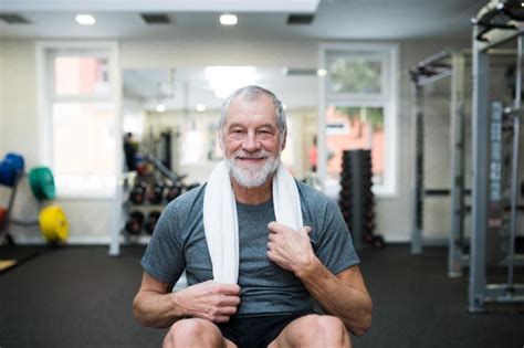 50岁是寿命的“决定期”，男人要想长寿，这4件事真要少做了