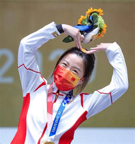 奥运首金杨倩曾因母亲重病想放弃，母亲：让国旗飘扬就是最好良药_东方体育