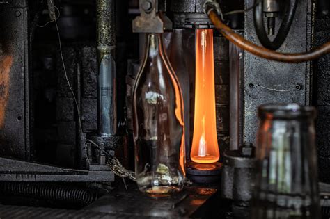 HUR TILLVERKAS GLAS: EN STEG-FÖR-STEG PROCESS - Pålitliga glasflaskor ...