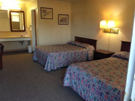 HOLIDAY CAPRI MOTEL (Booneville) - Hotel Reviews, Photos, Rate ...