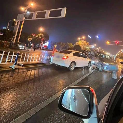 昨晚，海安长江路段发生一起两车相撞事故，现场..._红绿灯_推广_所幸