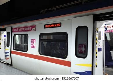 Local Train Ladies Coach 的图像结果