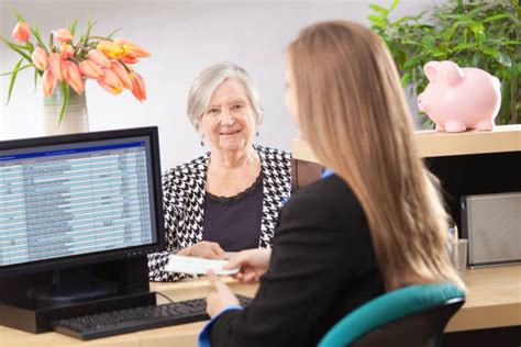 Bank Using Computer 的图像结果