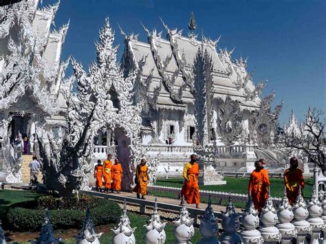 White Temple Chiang Rai: Is It Worth The Crowds? (Honest Review)