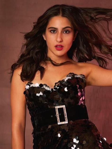 ऑफ शोल्डर ड्रेस में सारा का ग्लैमरस अवतार देखा आपने? - Sara ali khan ...