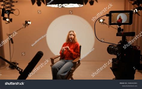 Front Camera Interview Shot 的图像结果