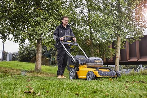 Rasaerba a batteria DeWalt: una scelta ecologica  