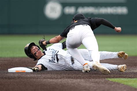 Tennessee baseball falls to Arkansas 8-4, loses final SEC series of season