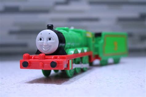 HENRY-Thomas & Friends TOMY Trackmaster Motorized Train Tank Engine ...