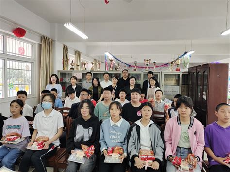 肥东县城关中学开展慰问留守儿童活动
