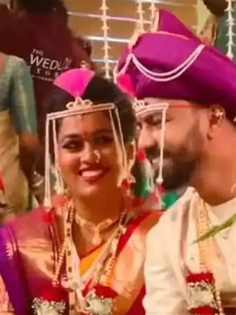 दुल्हन बनीं इंडियन आइडल 12 कंटेस्टेंट सायली कांबले, बॉयफ्रेंड धवल से ...