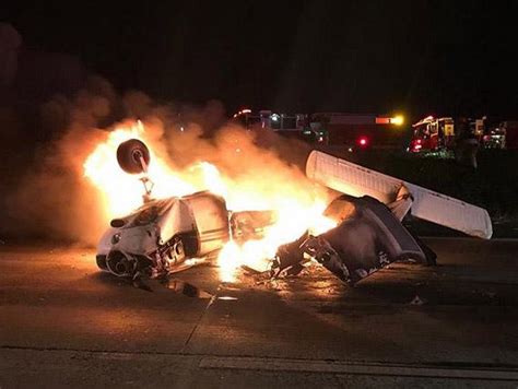 美国南加州一架自制飞机坠毁高速路旁-航拍网