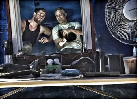 Did Mark Ruffalo just reveal Chris Hemsworth's short hair look for Thor ...