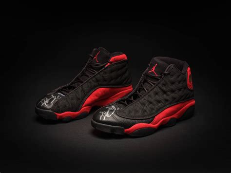 La Air Jordan 13 Bred de Michael Jordan des finales NBA de 1998 bat un ...
