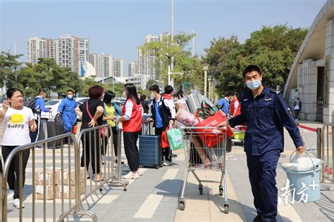 图集｜复课首日的新安中学，家长开心送，学生高兴来，学校热情接_校园_行李_检测