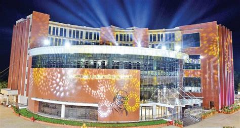 இரவில் விண்ணை தொடும் வண்ண லேசர் கதிர்களால் ஜொலிக்கும் கலைஞர் நூலகம் ...