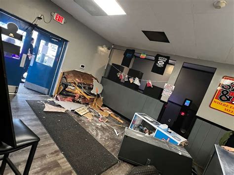 Vehicle crashes into Snack n’ Pack Tuesday morning – Butler Eagle
