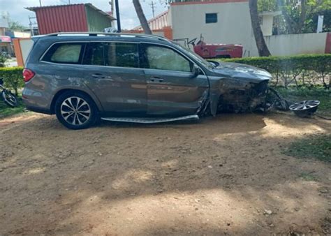 PM Modi के भाई ने मर्सिडीज से डिवाइडर में मारी टक्कर