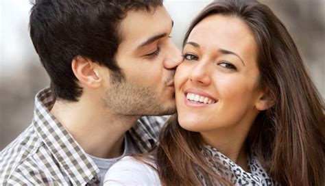 6 Ways To Kiss a Friend and Avoid Embarrassment - lifeberrys.com