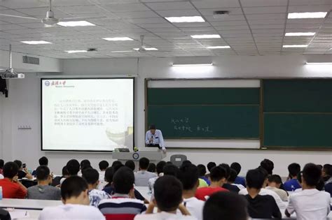 精品课程 | “武大名嘴”李工真教授开讲《大学现代化》