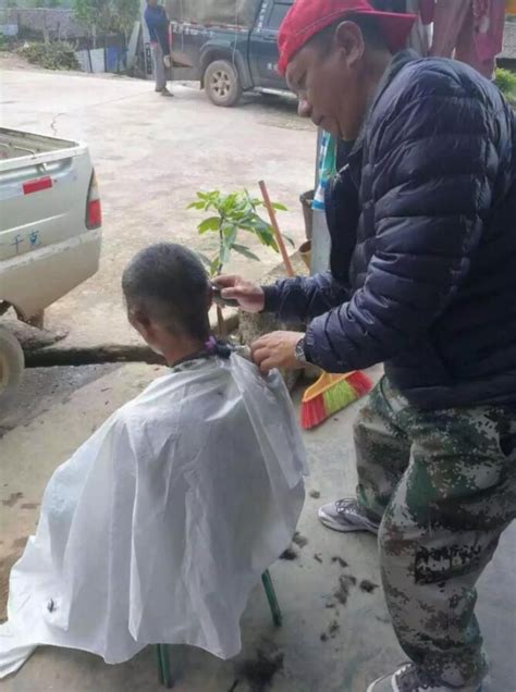 老人花10元剃头后满头伤口最新素材