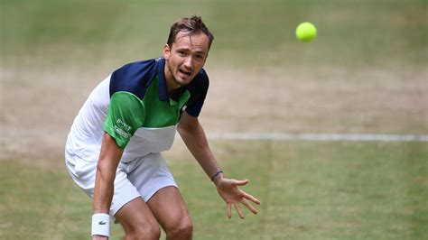 Daniil Medvedev reaches quarters at Halle Open, Berrettini continues ...