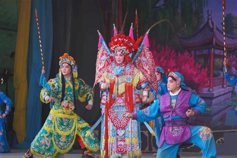 为迎接盂兰盆节的到来，在香港的潮州人请戏班来演剧助兴 - 每日头条